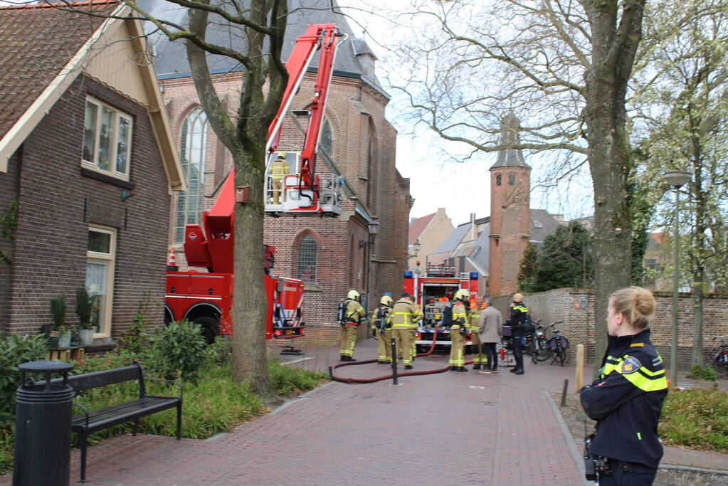 Brand in kerk zorgt voor veel rookontwikkelingen