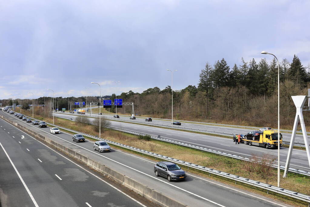 Snelweg afgesloten door ongeval met twee auto's