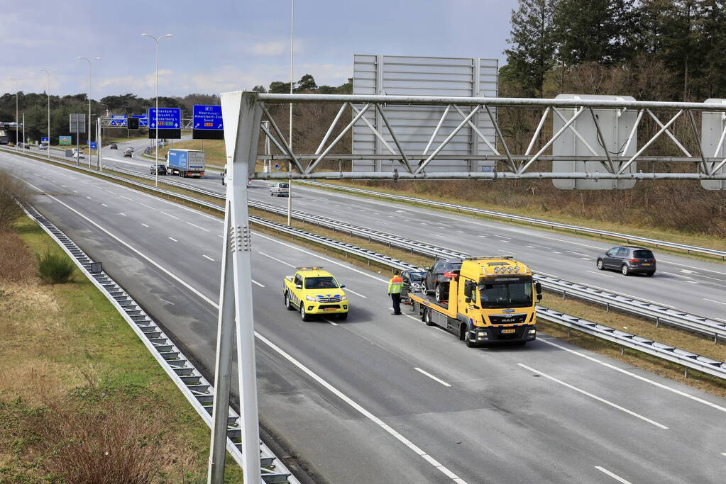 Snelweg afgesloten door ongeval met twee auto's