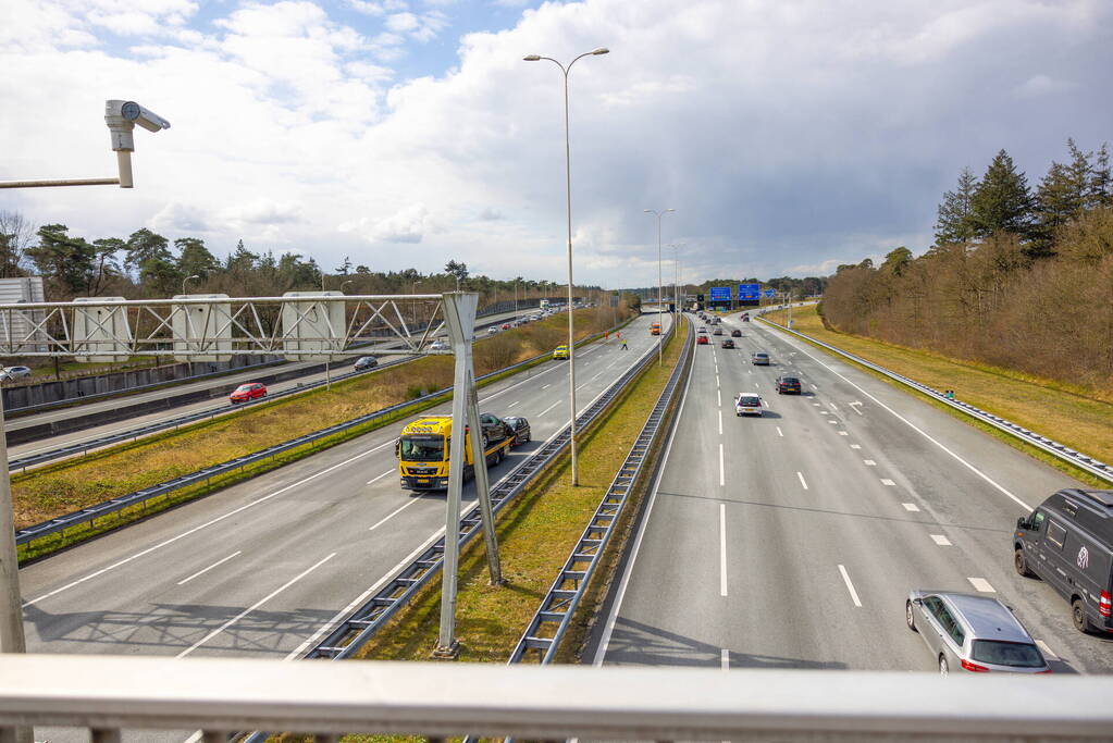 Snelweg afgesloten door ongeval met twee auto's