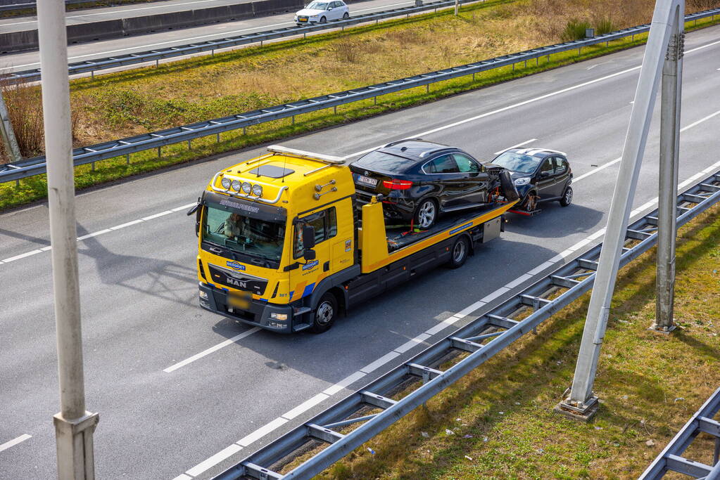Snelweg afgesloten door ongeval met twee auto's