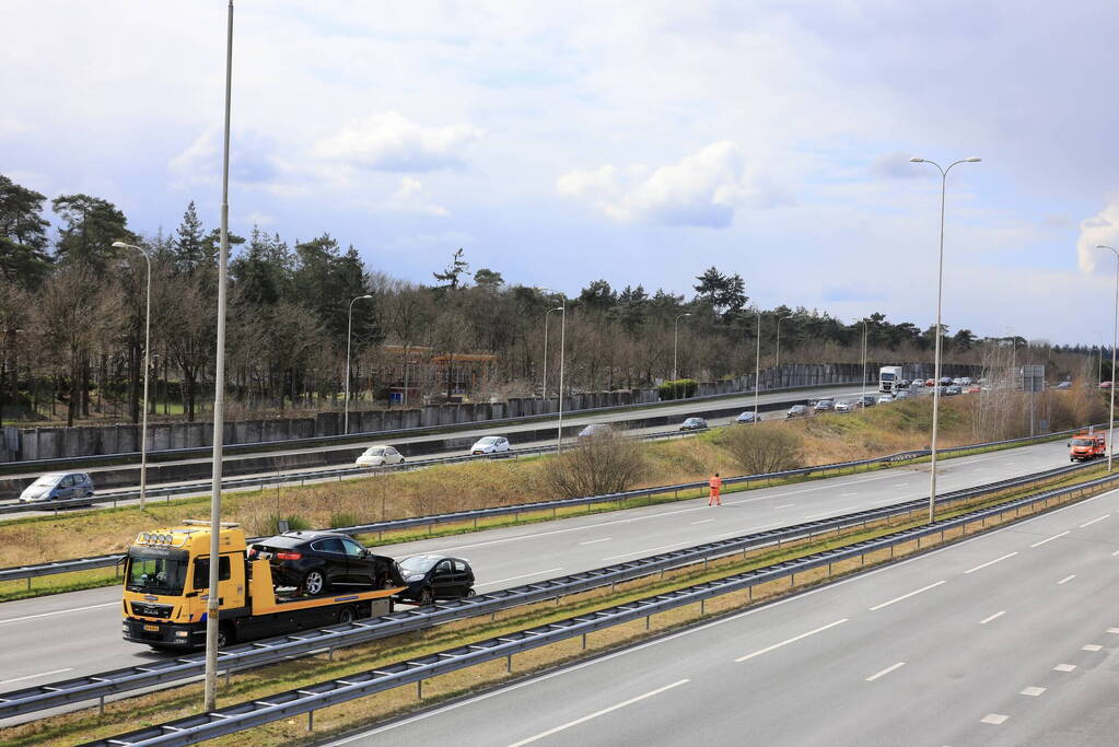 Snelweg afgesloten door ongeval met twee auto's