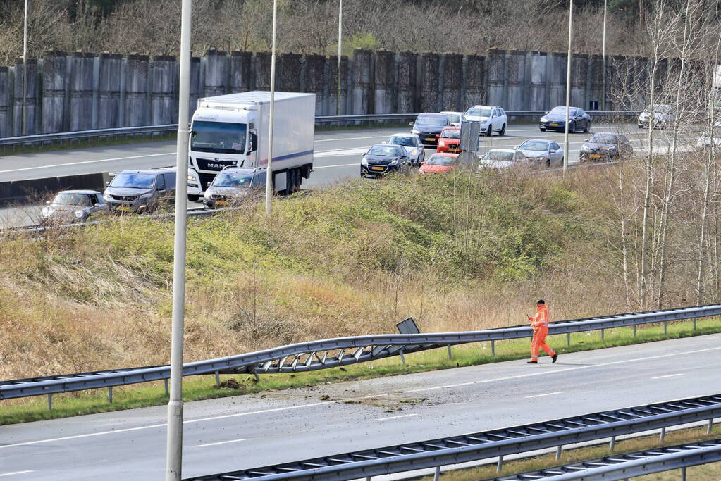 Snelweg afgesloten door ongeval met twee auto's