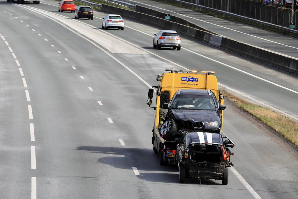 Snelweg afgesloten door ongeval met twee auto's