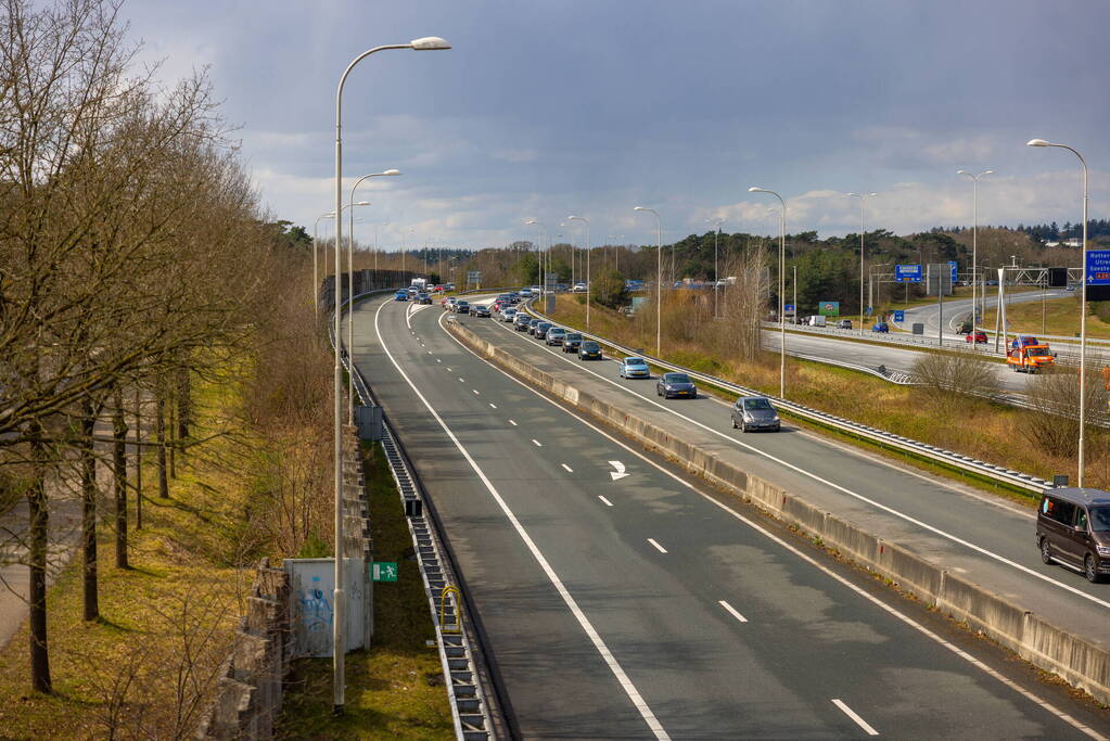 Snelweg afgesloten door ongeval met twee auto's