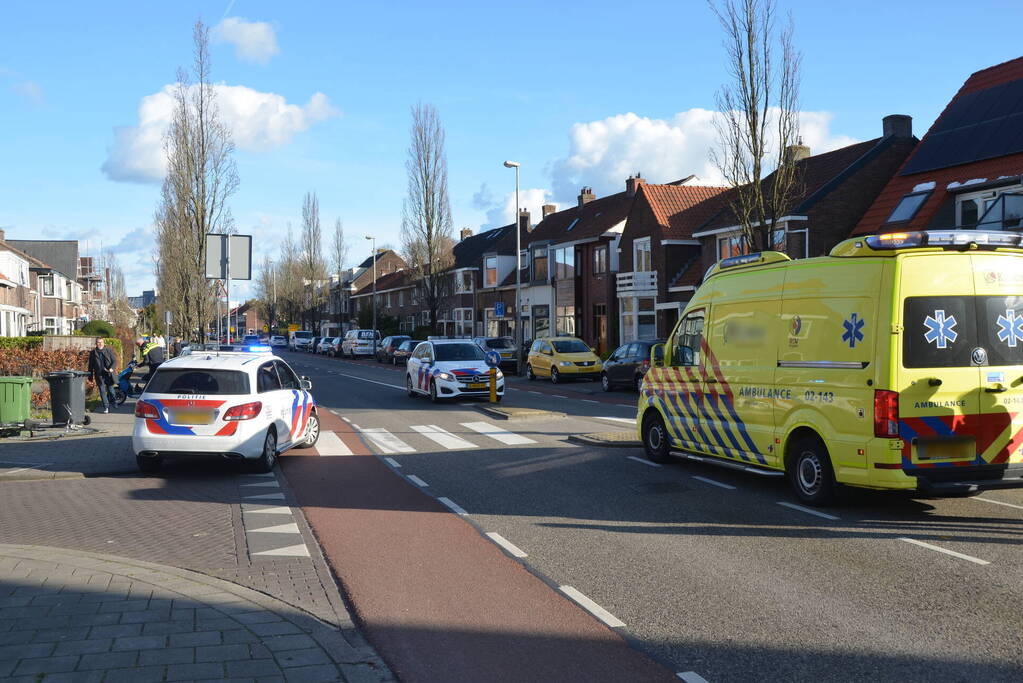 Scooterrijder botst op auto