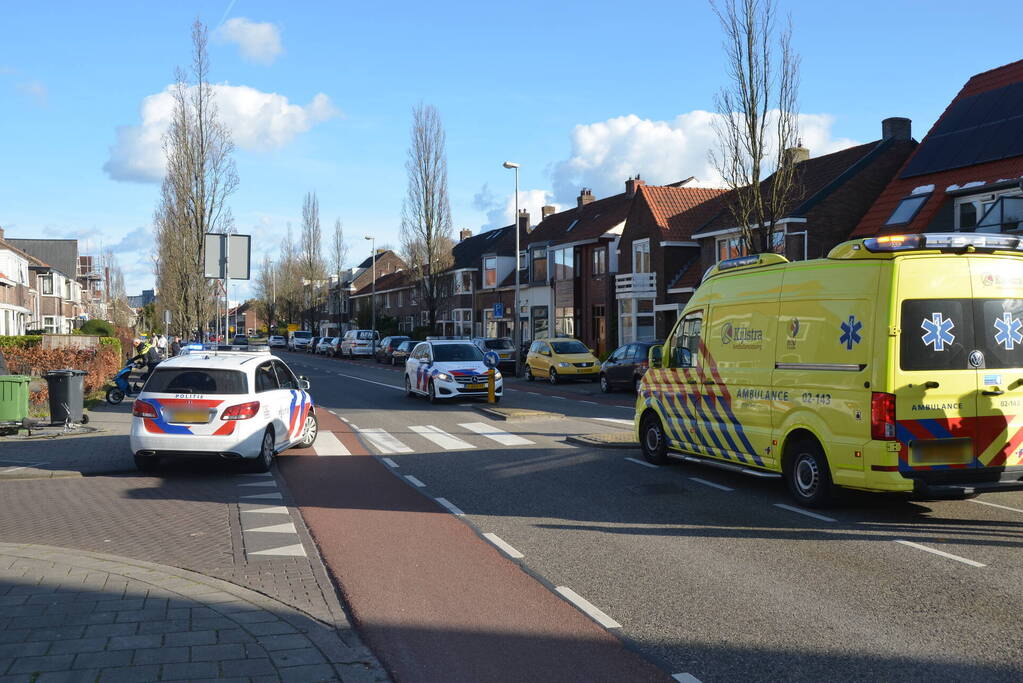 Scooterrijder botst op auto