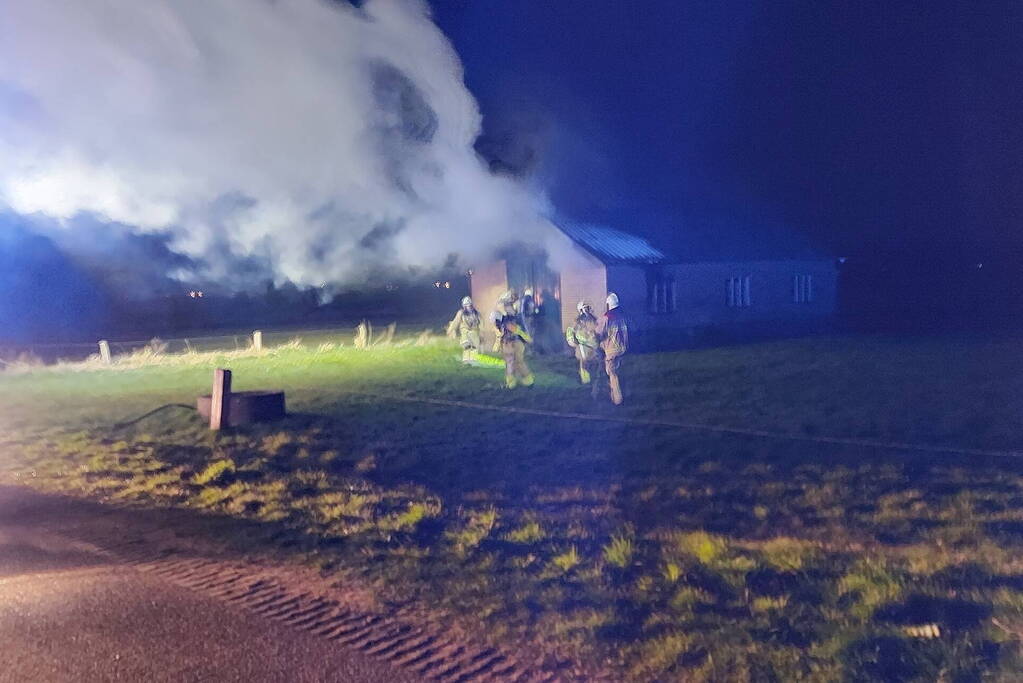 Schuur brandt volledig uit