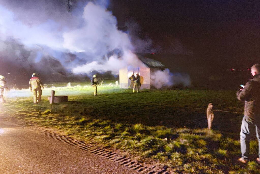 Schuur brandt volledig uit