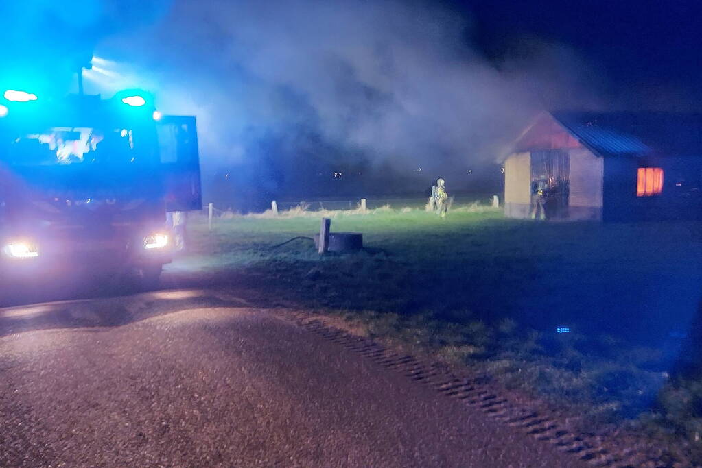Schuur brandt volledig uit