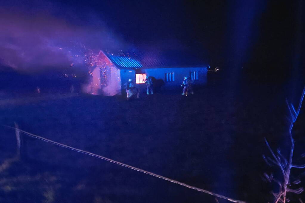 Schuur brandt volledig uit