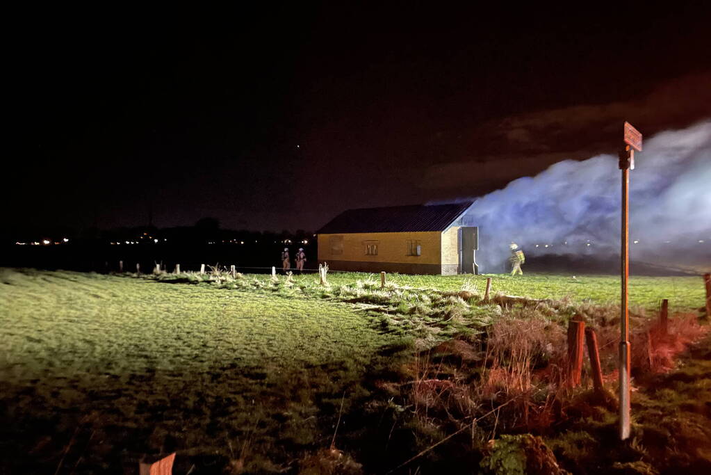 Schuur brandt volledig uit