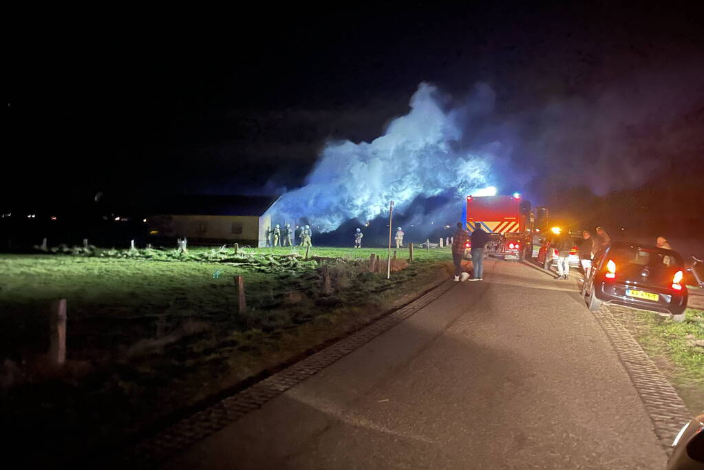 Schuur brandt volledig uit