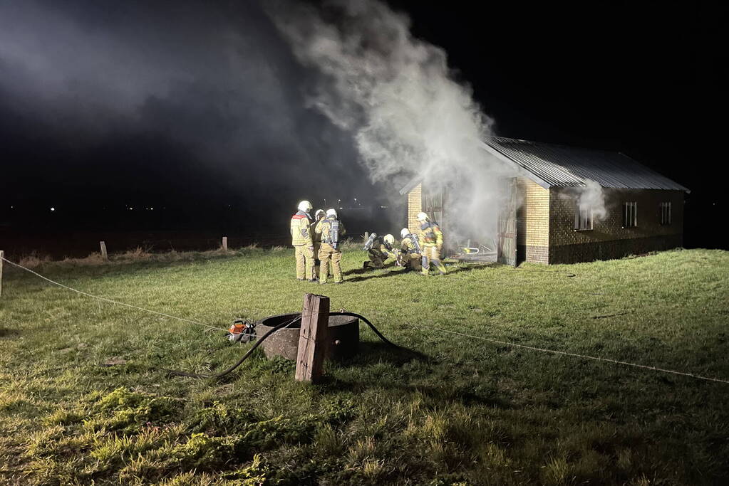 Schuur brandt volledig uit