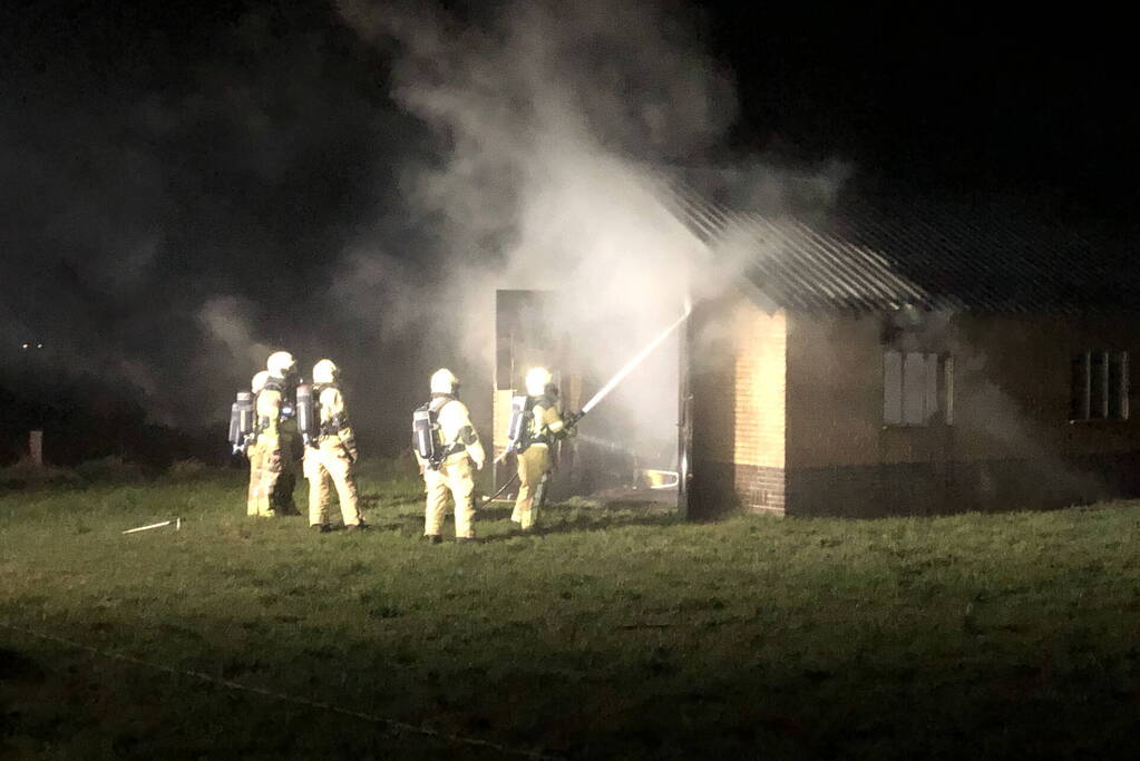 Schuur brandt volledig uit