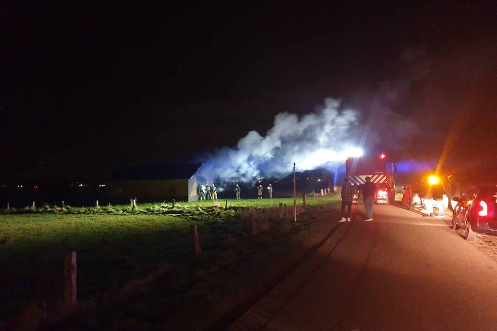 Schuur brandt volledig uit