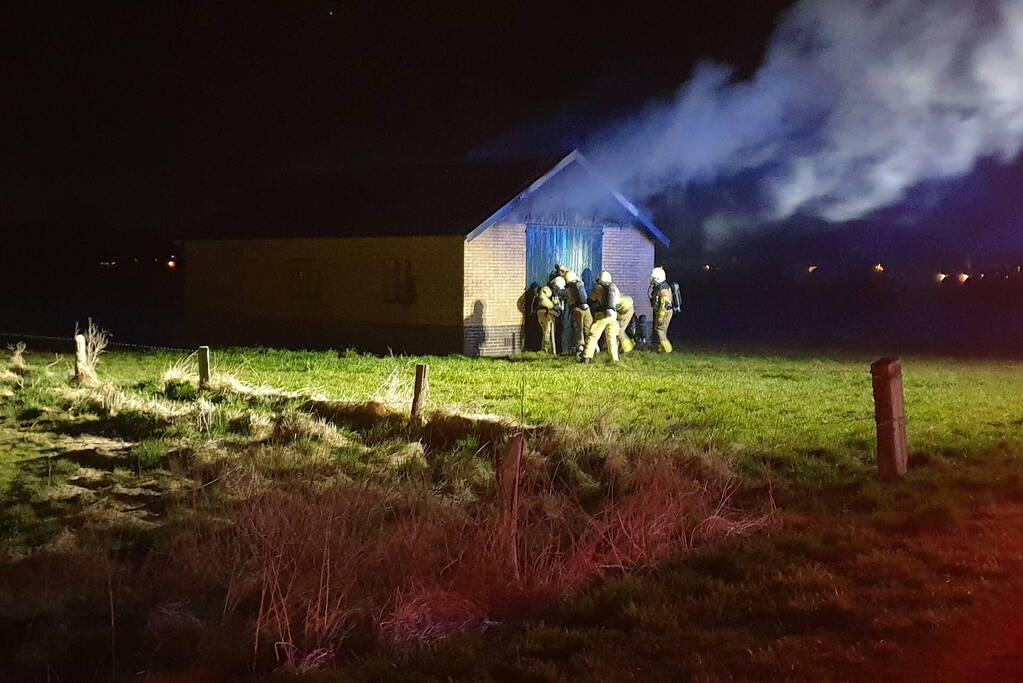 Schuur brandt volledig uit