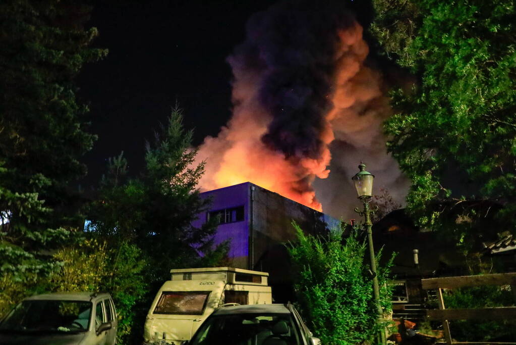 Grote vlammen bij uitslaande brand in garage pand