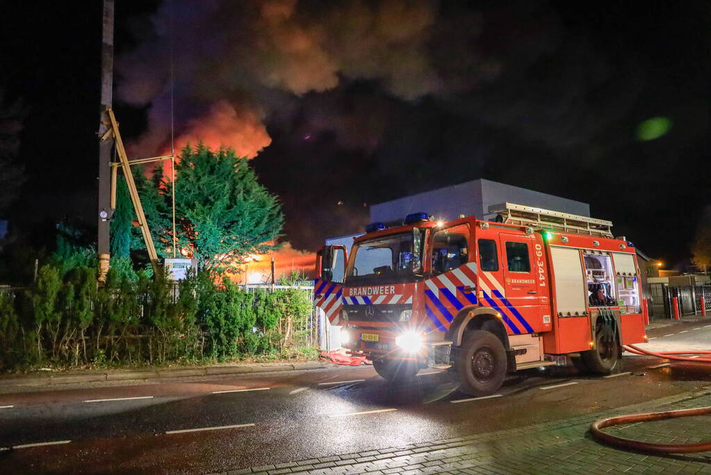 Grote vlammen bij uitslaande brand in garage pand