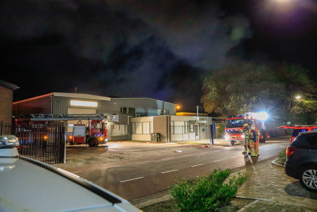 Grote vlammen bij uitslaande brand in garage pand