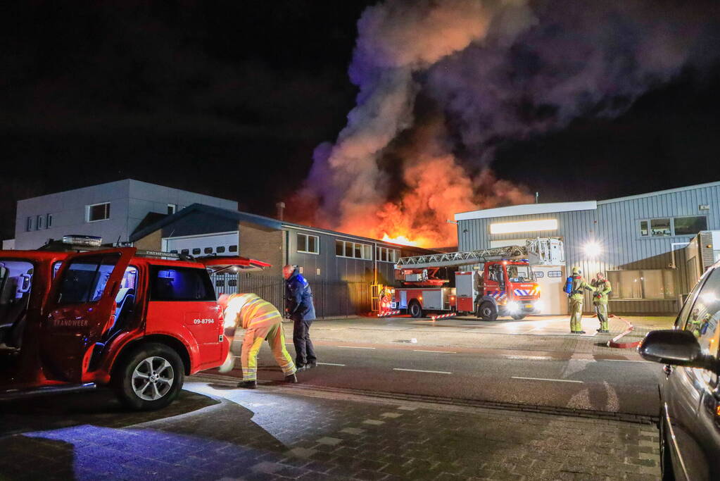 Grote vlammen bij uitslaande brand in garage pand
