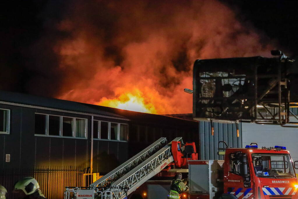 Grote vlammen bij uitslaande brand in garage pand