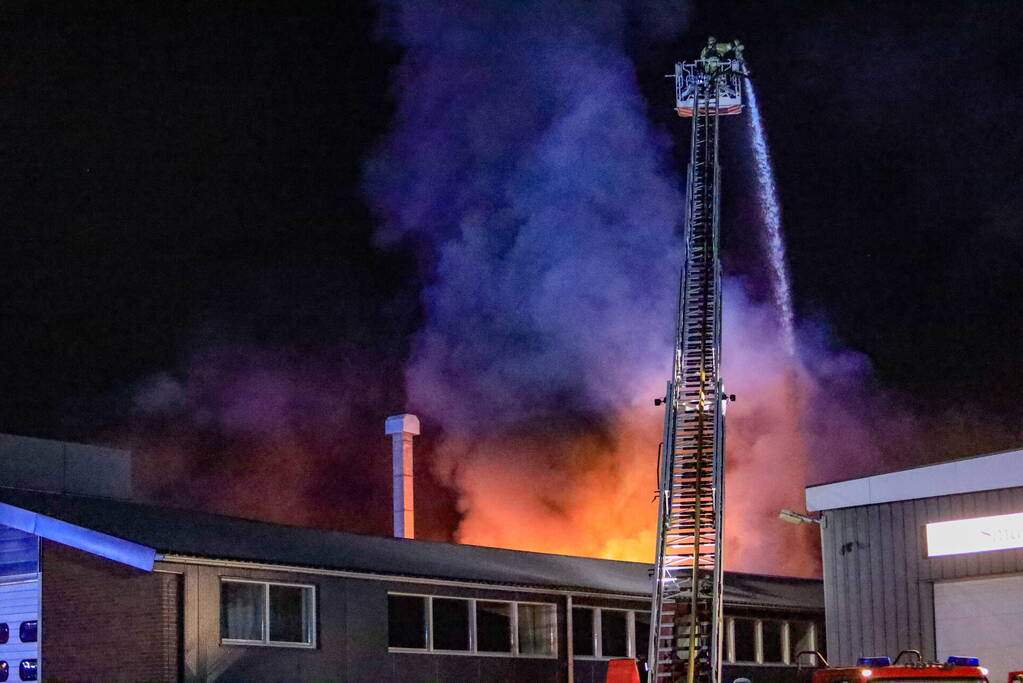 Grote vlammen bij uitslaande brand in garage pand