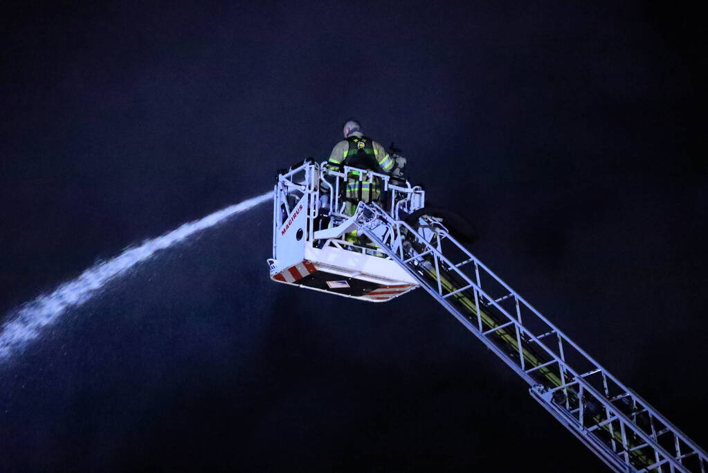 Grote vlammen bij uitslaande brand in garage pand