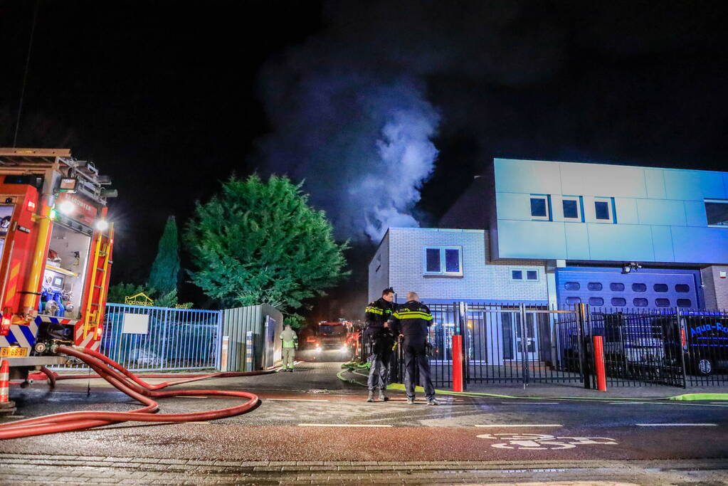 Grote vlammen bij uitslaande brand in garage pand