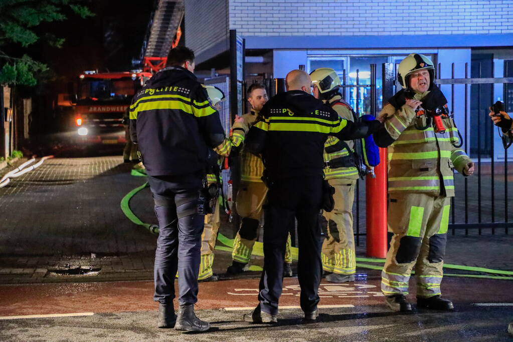 Grote vlammen bij uitslaande brand in garage pand