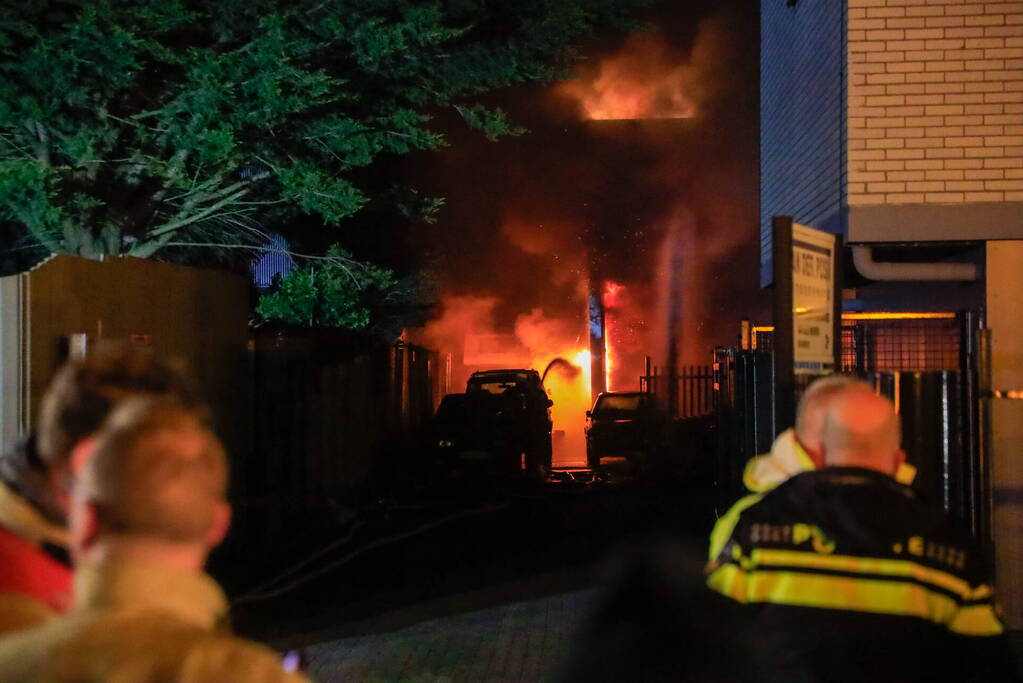 Grote vlammen bij uitslaande brand in garage pand