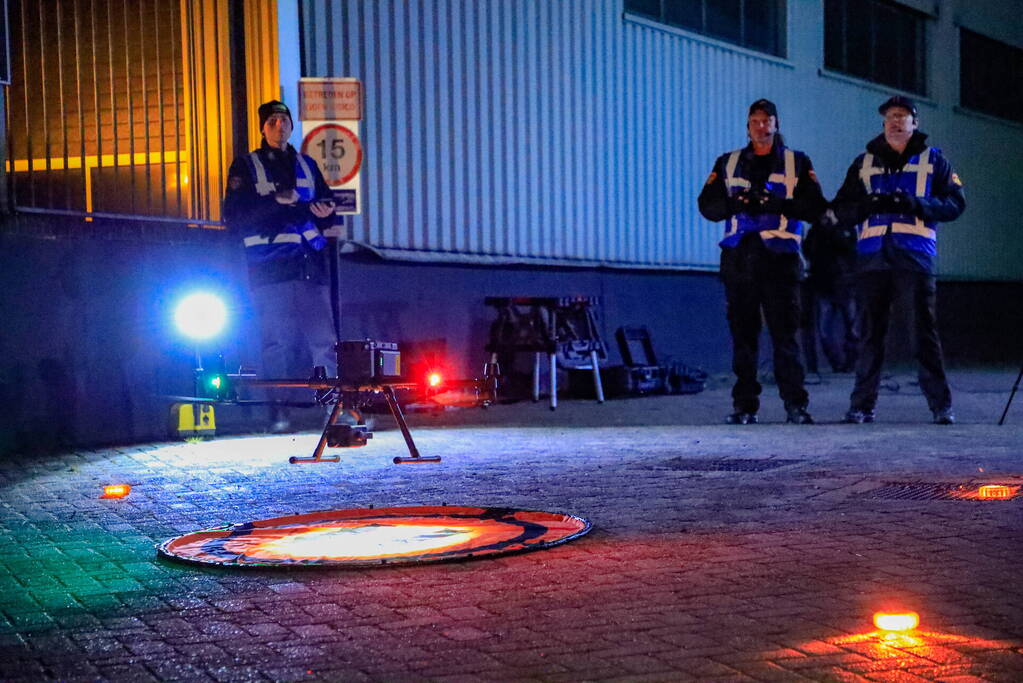 Grote vlammen bij uitslaande brand in garage pand