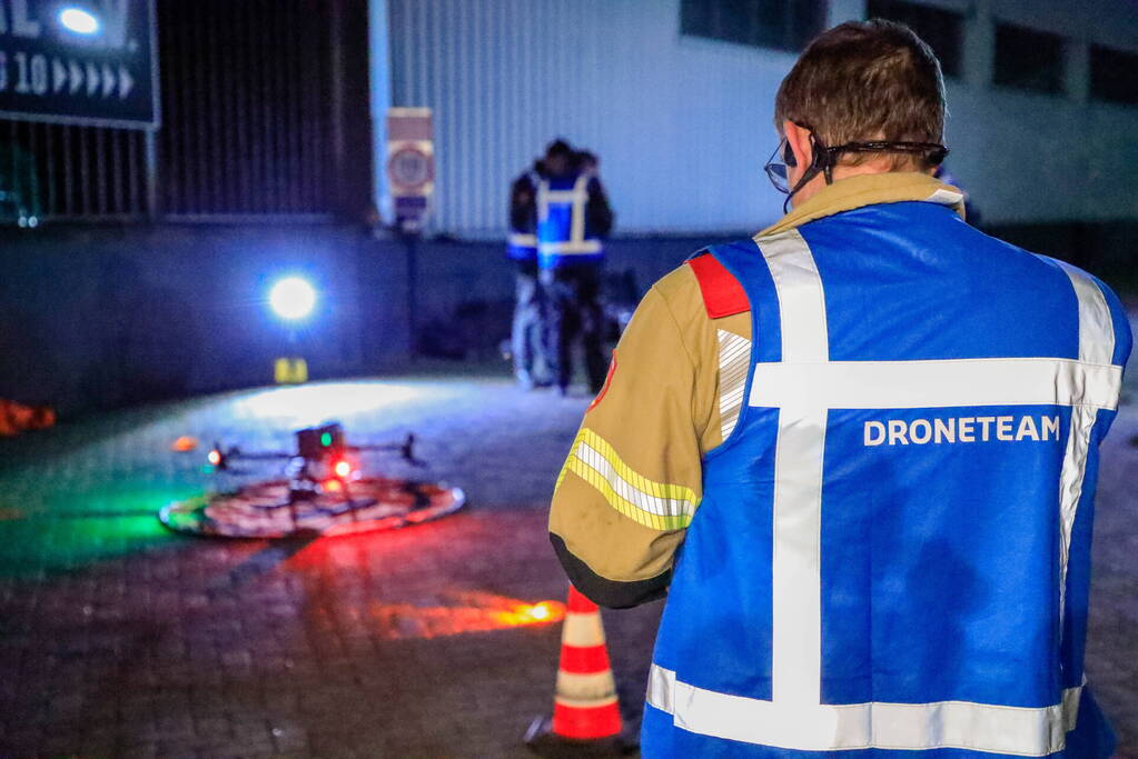 Grote vlammen bij uitslaande brand in garage pand