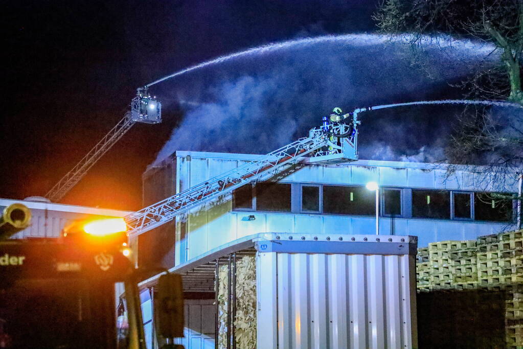 Grote vlammen bij uitslaande brand in garage pand