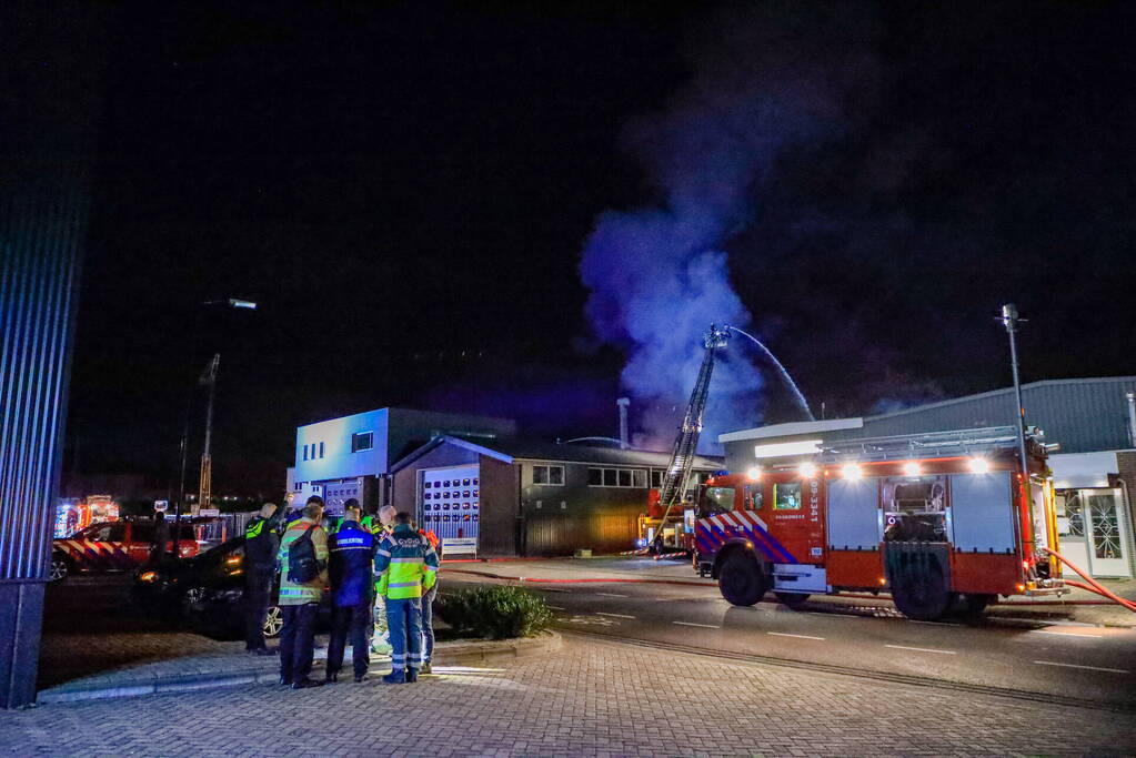 Grote vlammen bij uitslaande brand in garage pand