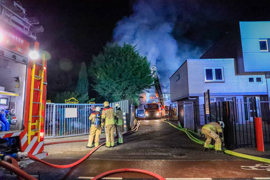 Grote vlammen bij uitslaande brand in garage pand