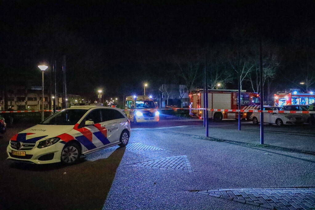 Brandweer redt persoon uit brandende woning
