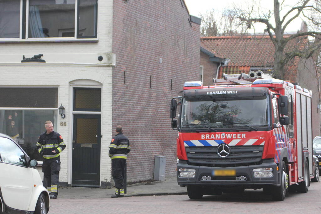 Adviseur van de brandweer doet onderzoek naar vreemde lucht in woning