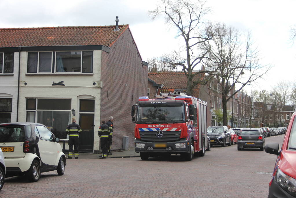 Adviseur van de brandweer doet onderzoek naar vreemde lucht in woning
