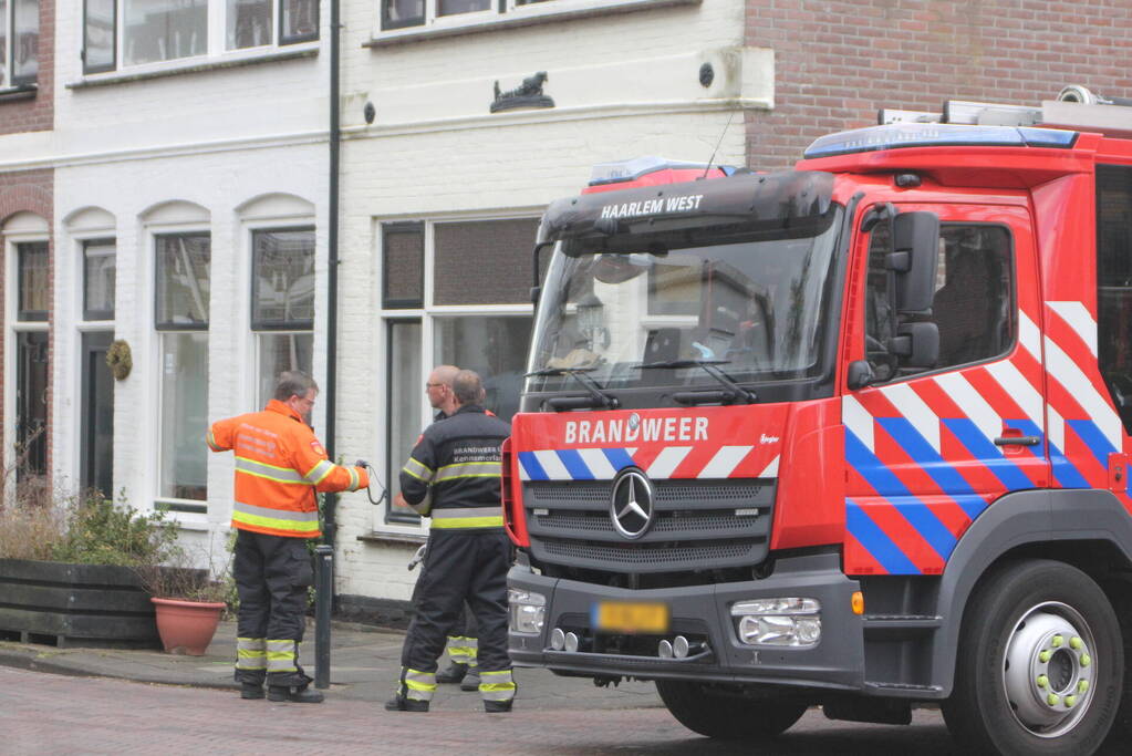 Adviseur van de brandweer doet onderzoek naar vreemde lucht in woning