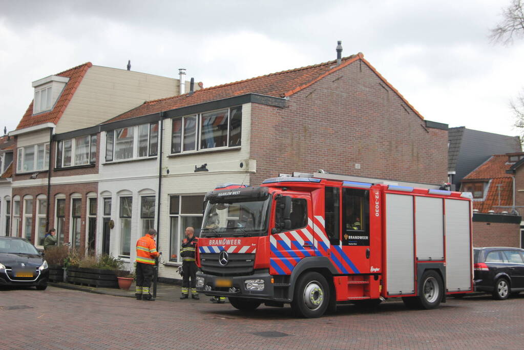 Adviseur van de brandweer doet onderzoek naar vreemde lucht in woning