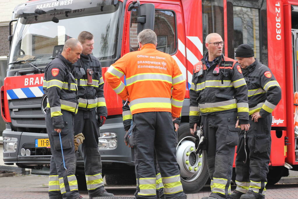 Adviseur van de brandweer doet onderzoek naar vreemde lucht in woning