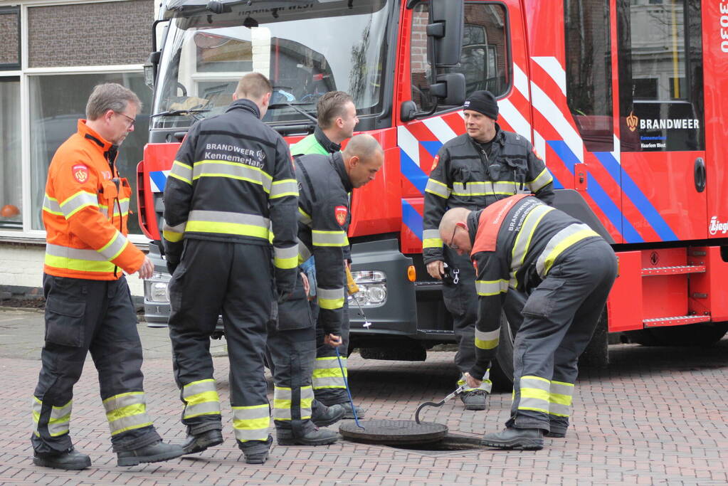 Adviseur van de brandweer doet onderzoek naar vreemde lucht in woning