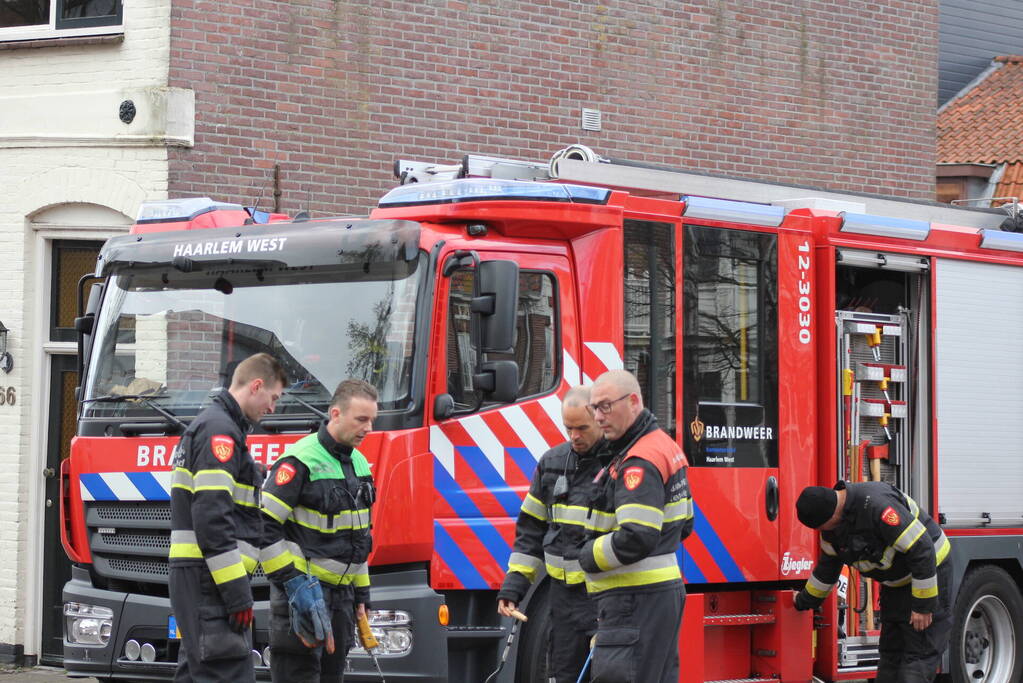 Adviseur van de brandweer doet onderzoek naar vreemde lucht in woning
