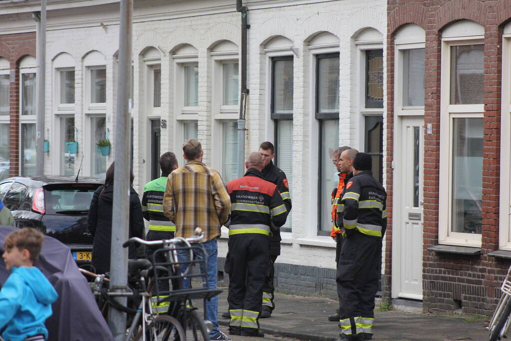 Adviseur van de brandweer doet onderzoek naar vreemde lucht in woning