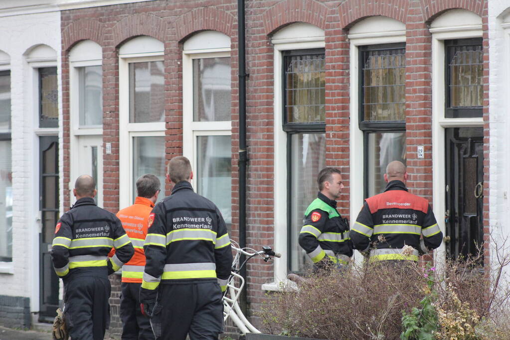Adviseur van de brandweer doet onderzoek naar vreemde lucht in woning