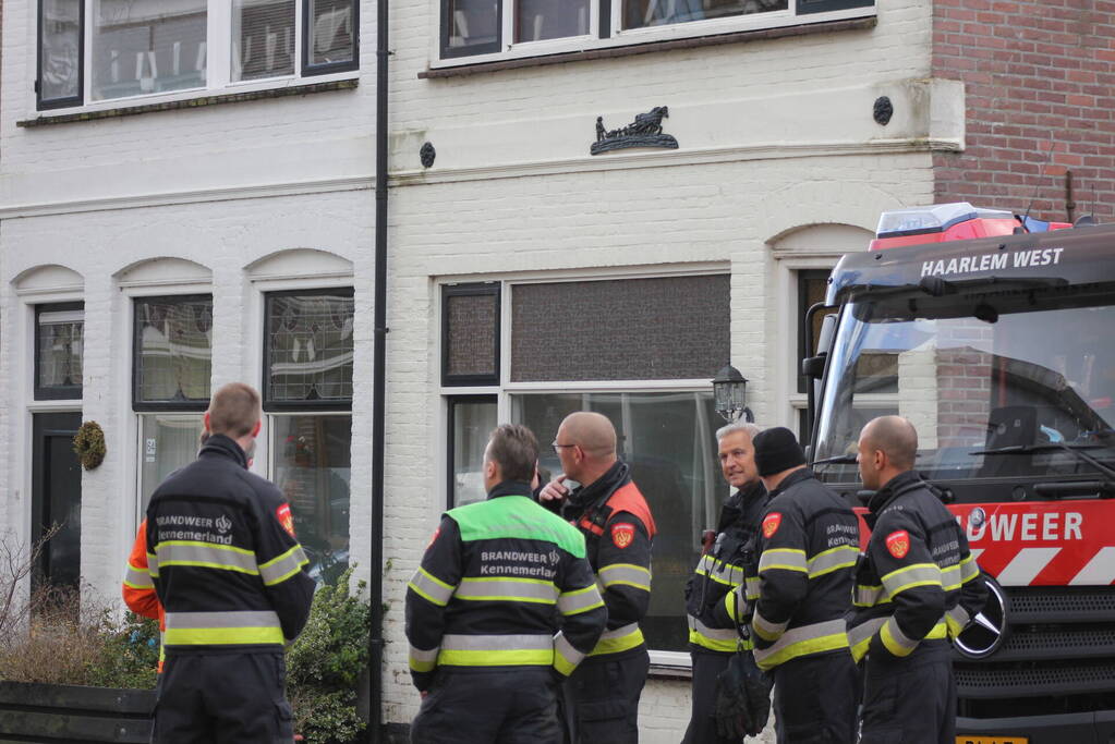 Adviseur van de brandweer doet onderzoek naar vreemde lucht in woning