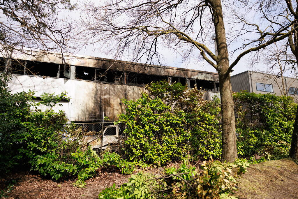 Enorme schade na verwoestende brand in pand garagebedrijf