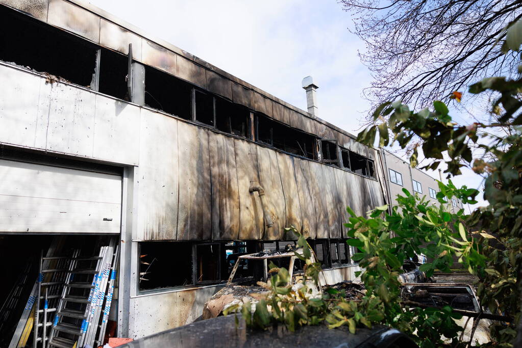 Enorme schade na verwoestende brand in pand garagebedrijf