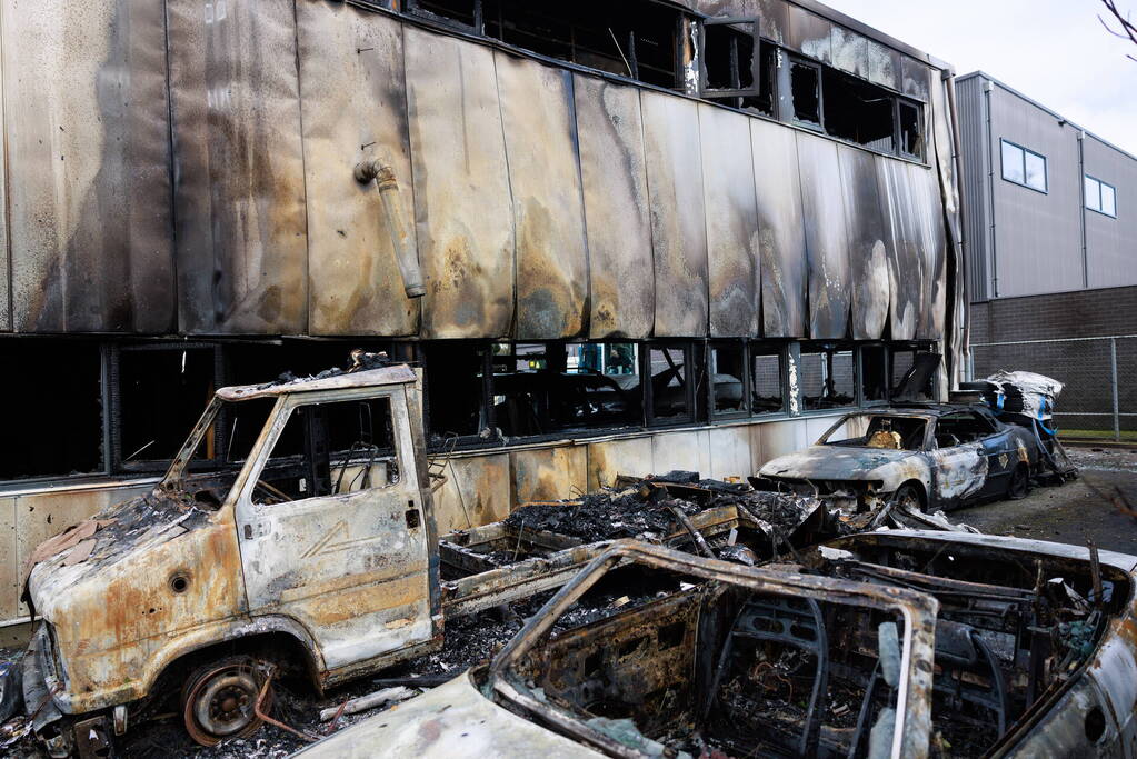 Enorme schade na verwoestende brand in pand garagebedrijf